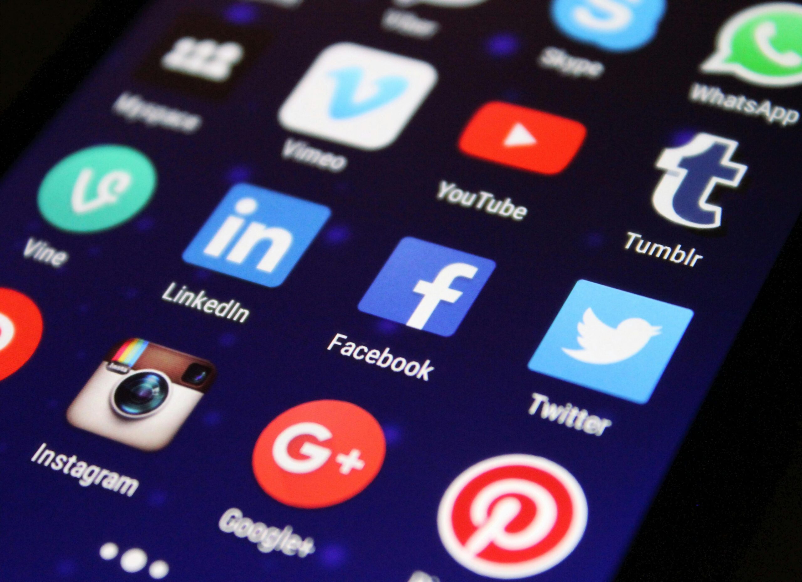Dlaczego warto planować świąteczne posty w social media (i jak wspierają SEO)? [Toolbox]