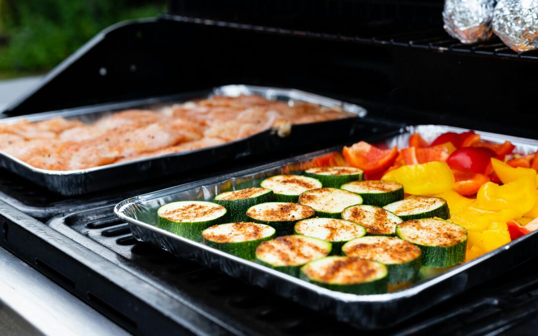 Kiełbasa nadal króluje, ale Polacy zmieniają nawyki. Wody mineralne i piwa 0,0% napędzają sezon grillowy [Raport]