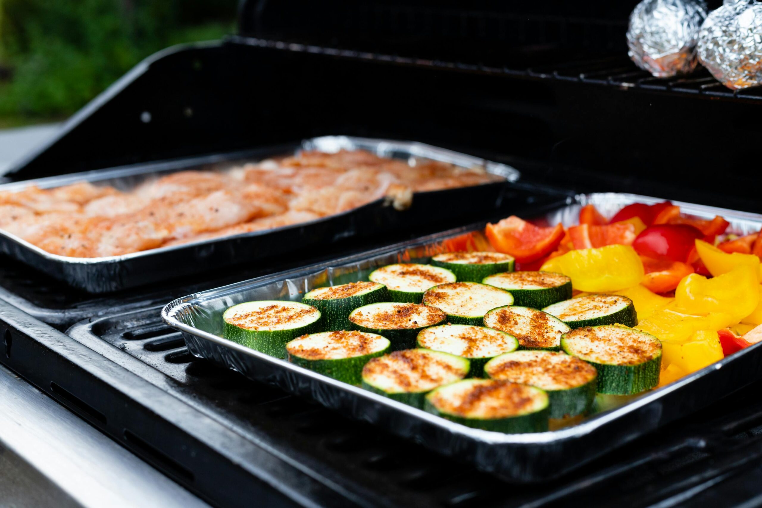 Kiełbasa nadal króluje, ale Polacy zmieniają nawyki. Wody mineralne i piwa 0,0% napędzają sezon grillowy [Raport]