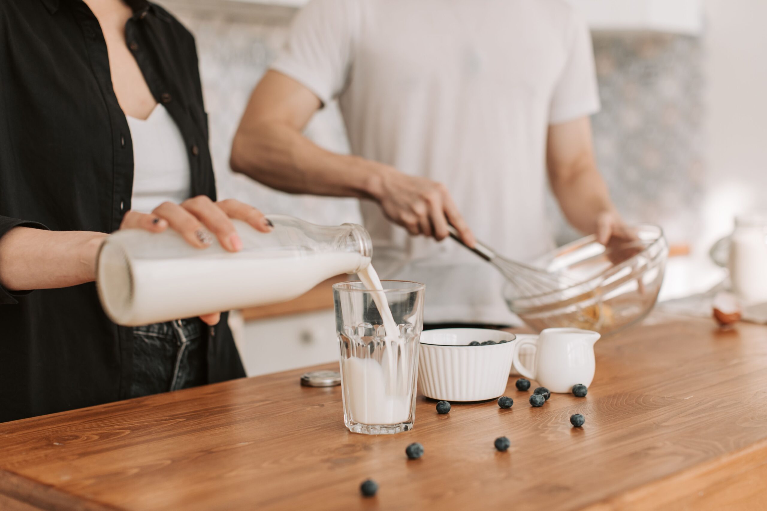 Kefir wraca do łask. Latem rośnie sprzedaż napojów fermentowanych, a konsumenci coraz częściej wybierają wersje BIO [Trendy]